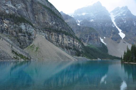 O belíssimo Lake Moraine, na região de Lake Louise, em Alberta, no Canadá